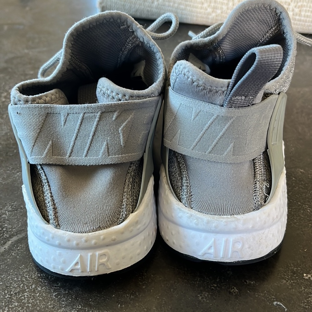 Ladies Nike Air Hurache - image 3